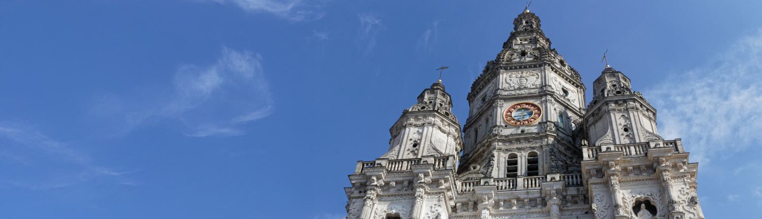 Basilique avec dôme et clochers, vue contre un ciel bleu