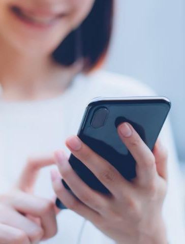 Client tenant un smartphone, image de témoignage MDH Diagnostix