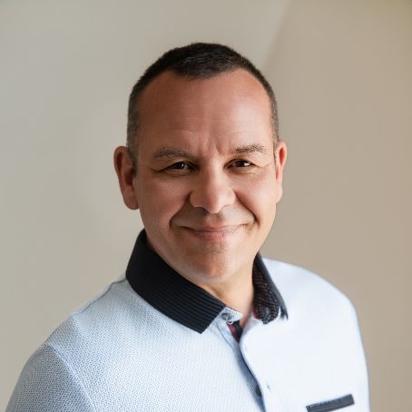 Photo du technicien MDH Diagnostix souriant, en chemise blanche