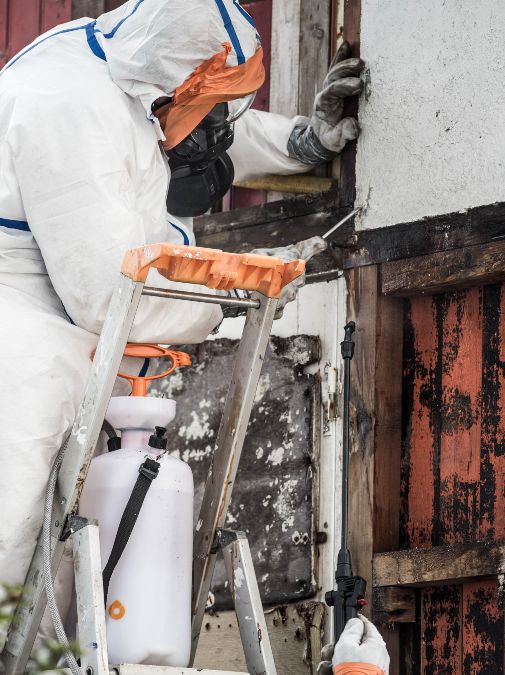 Technicien en gants utilisant un appareil de mesure électrique sur un tableau de contrôle